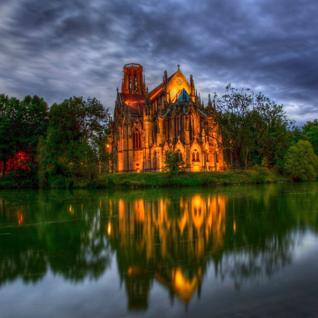 Храм у берега водоема