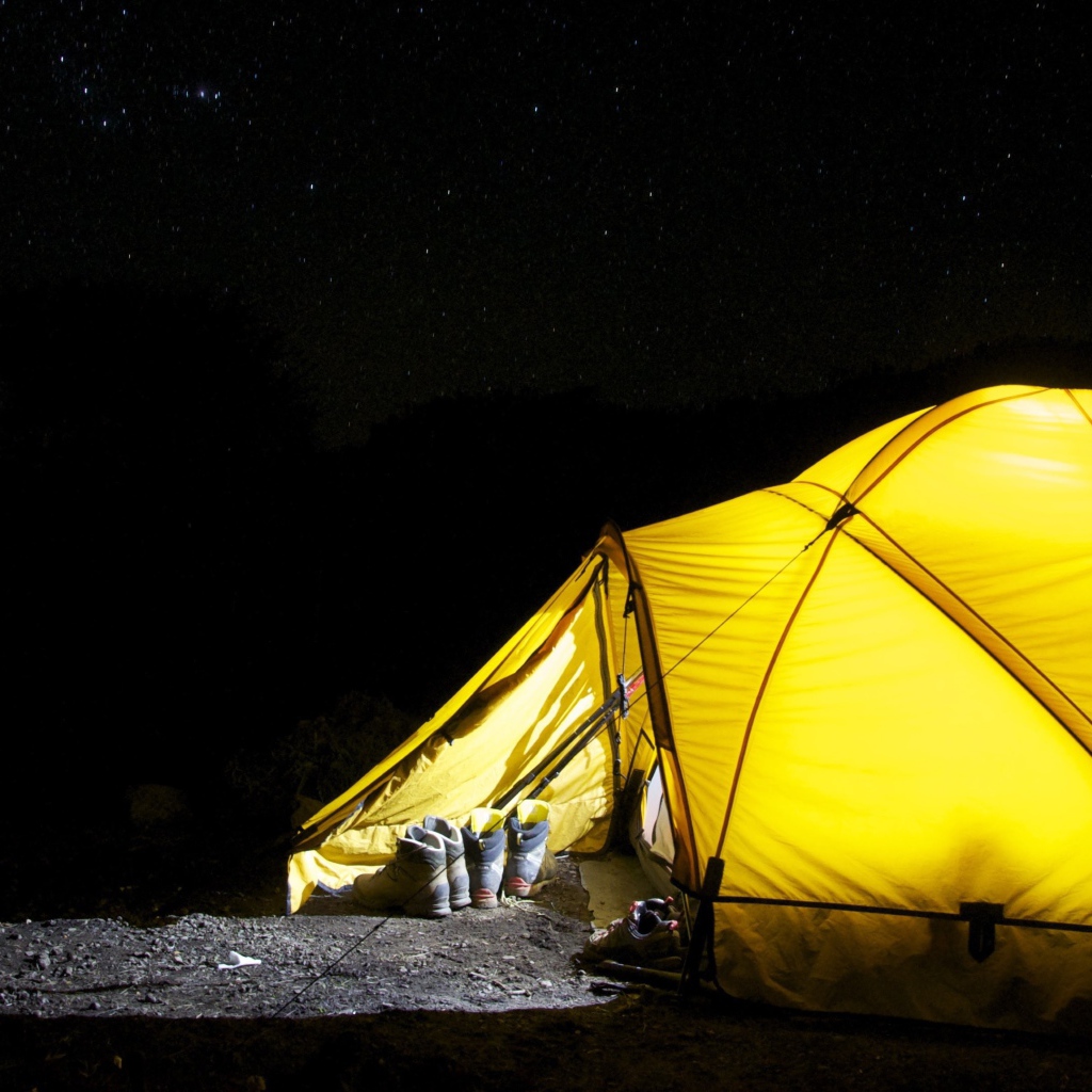 Желтая палатка туристов под ночным небом