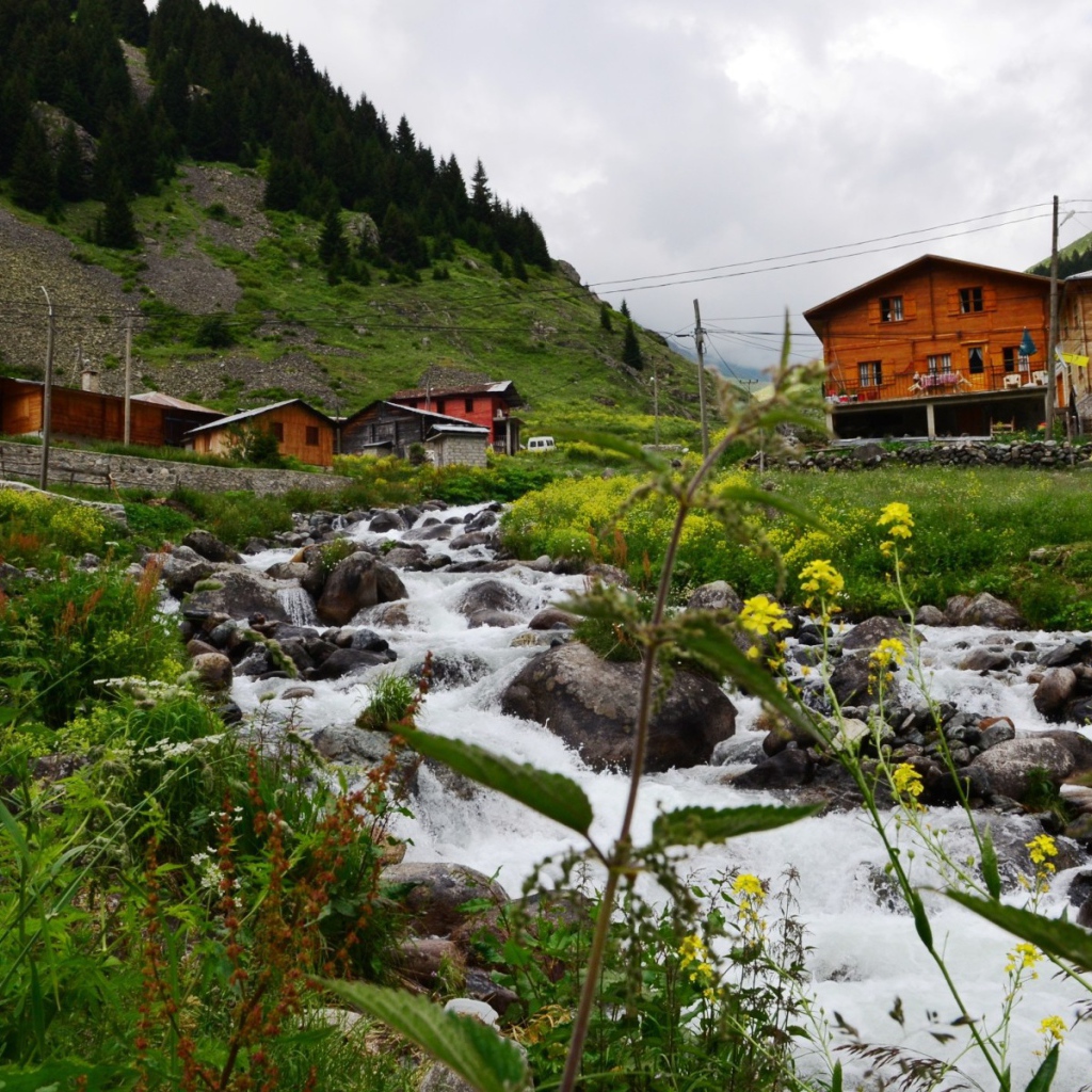 Деревня у горной реки, Турция