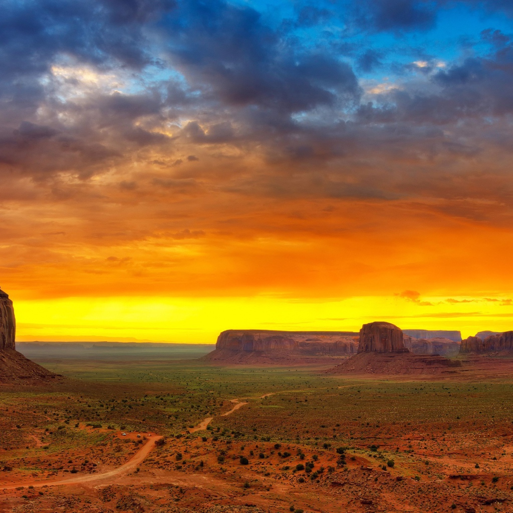 Яркий закат в Долине монументов
