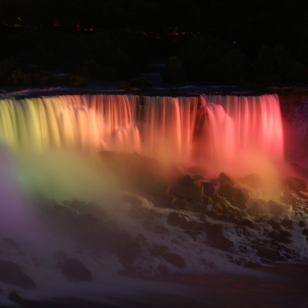 Подсветка зимнего Ниагарского водопада