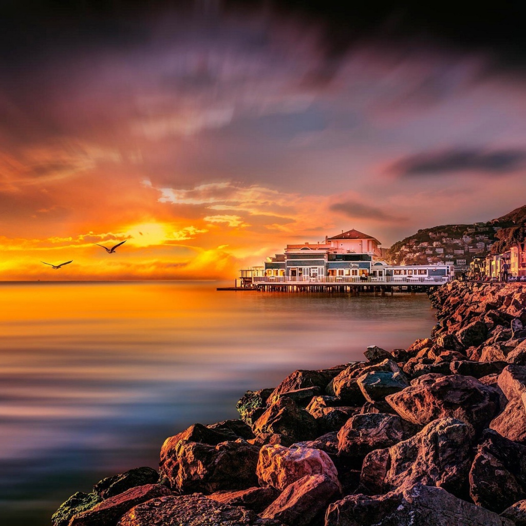 Скалистый берег на закате, Калифорния