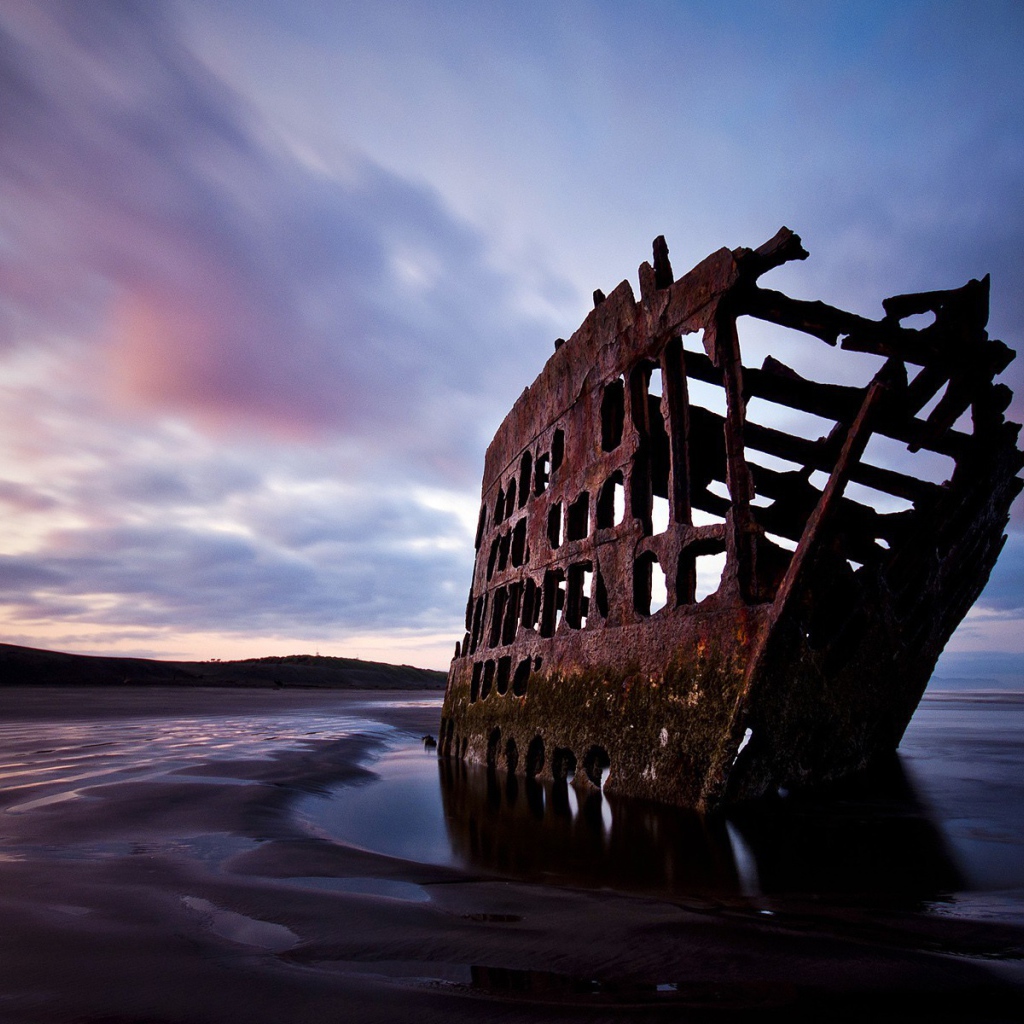 Ржавый каркас корабля у берега, Орегон