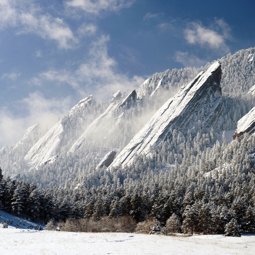 Заснеженные скалы в горах Колорадо