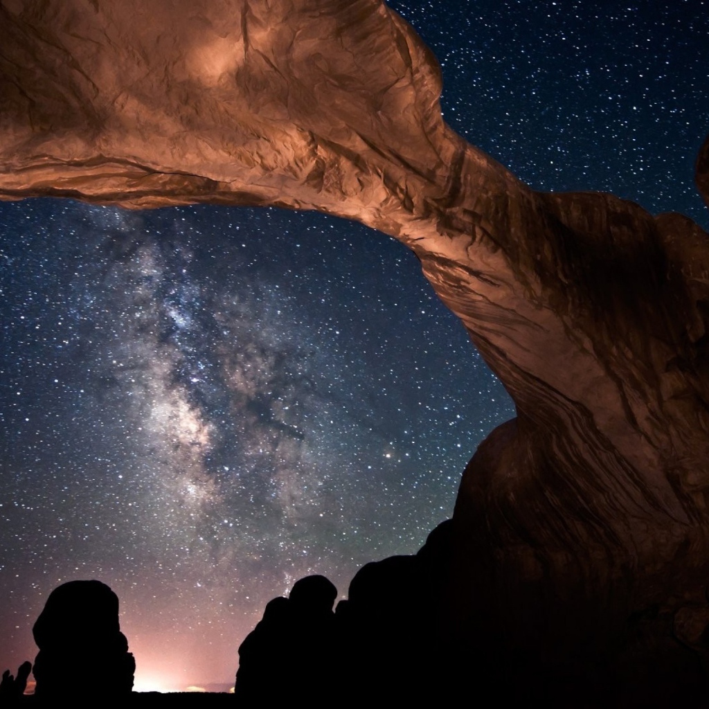 Звезды над скалами в каньоне, Юта, США