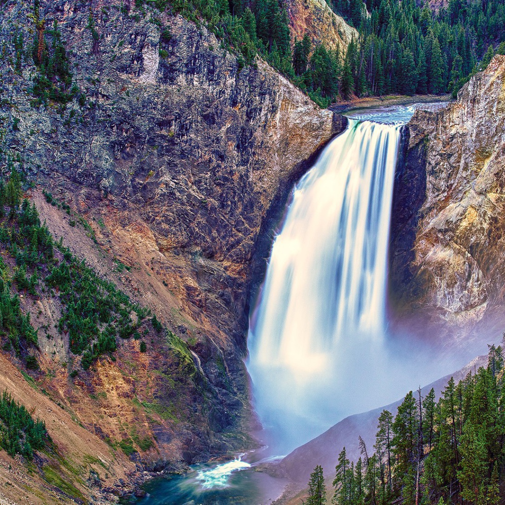 Водопад в Йеллоустонском парке