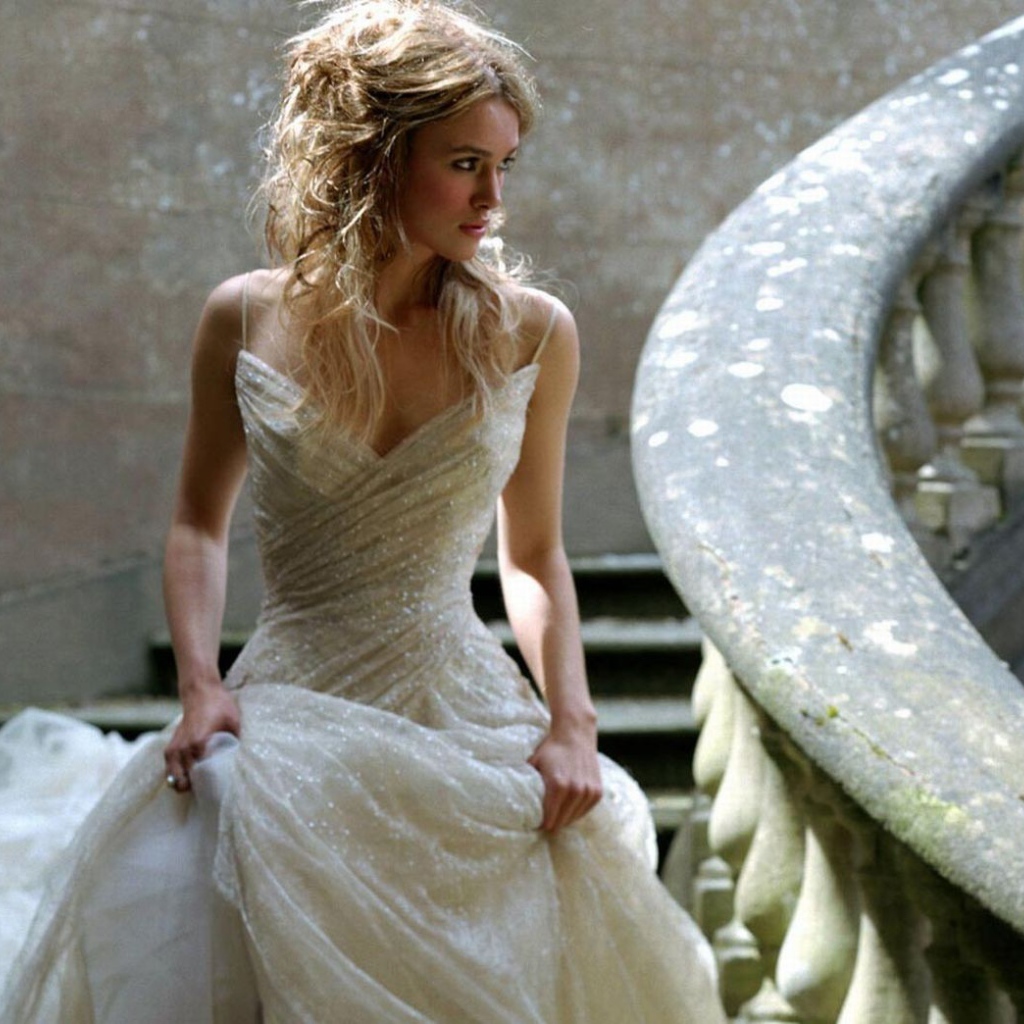 Девушка в белом платье спускается по лестнице, Кира Найтли