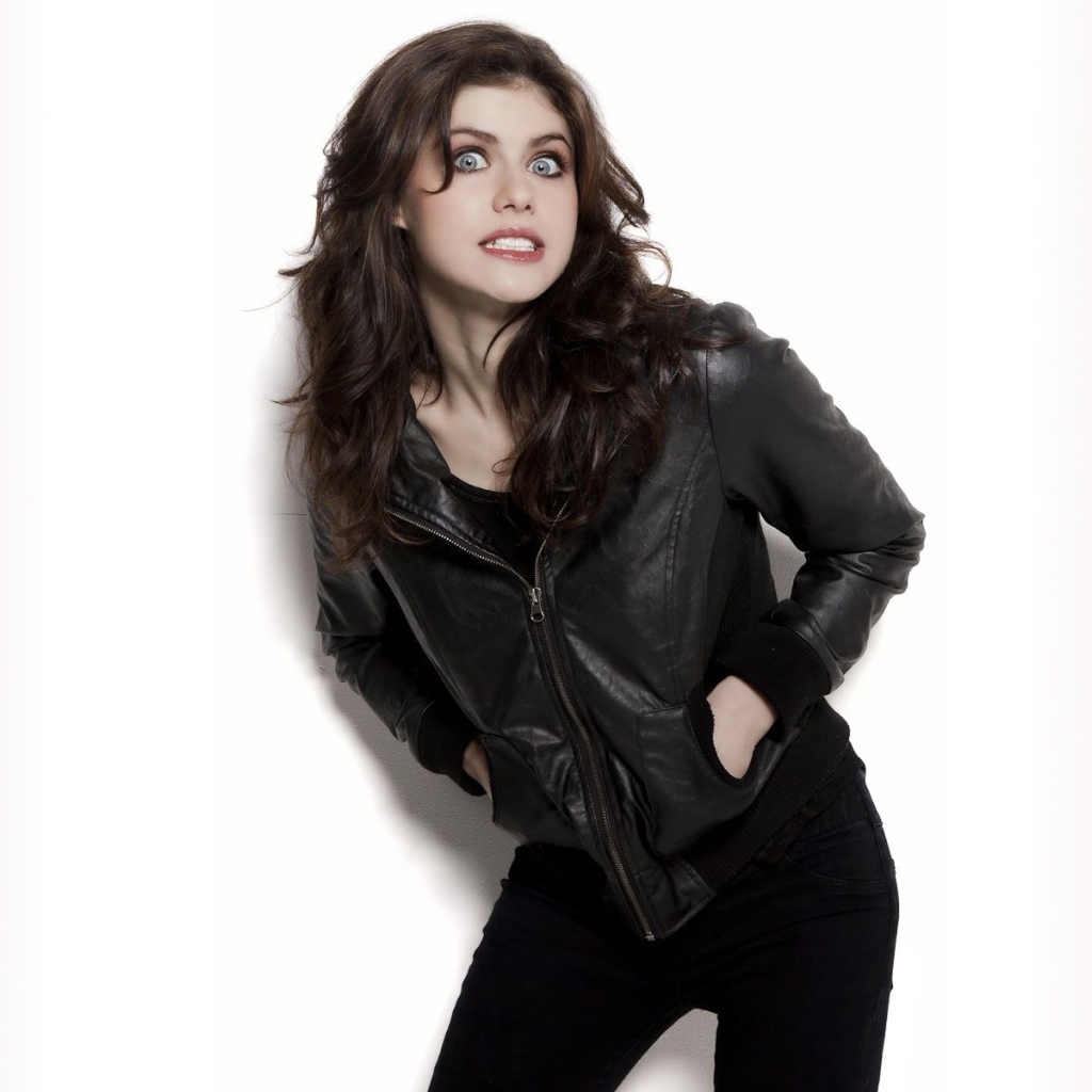 Актриса Александра Даддарио в кожаной куртке