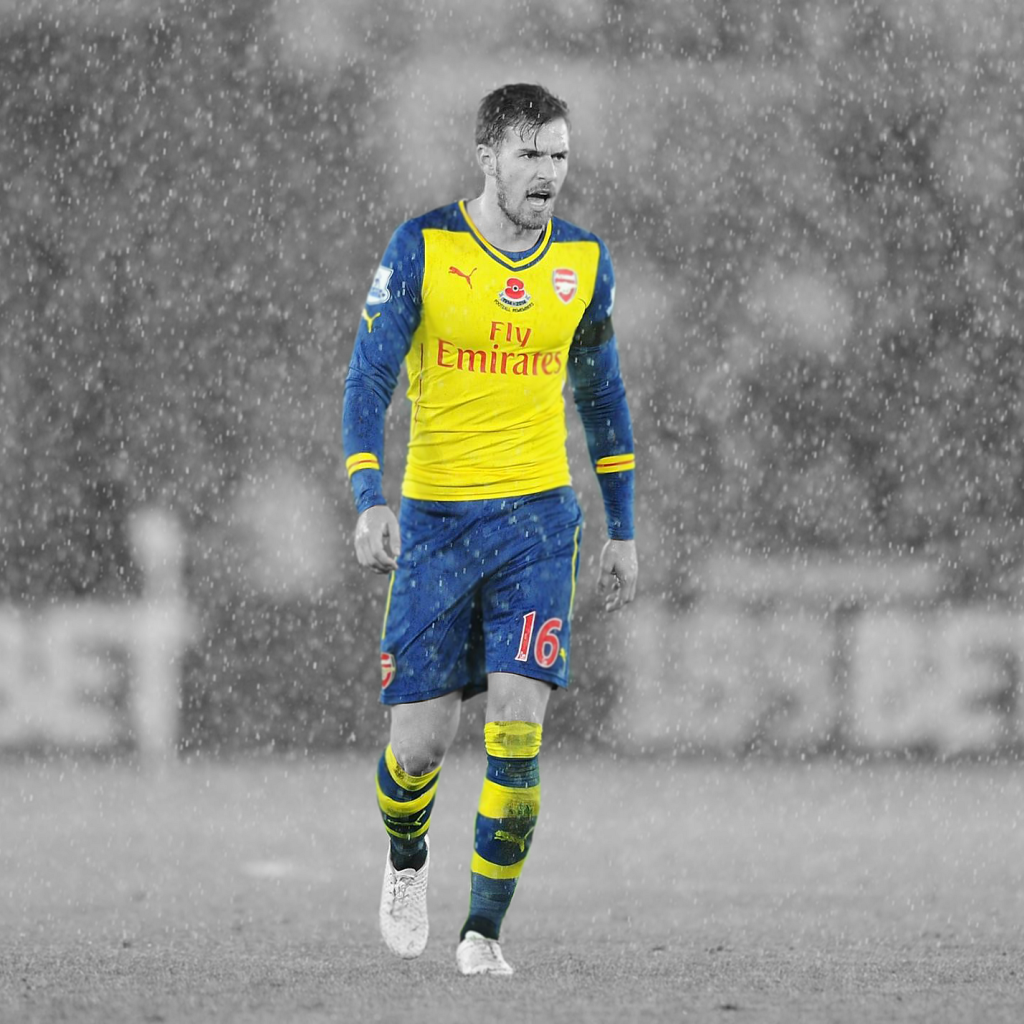 Игрок Арсенала во время дождя, футбол