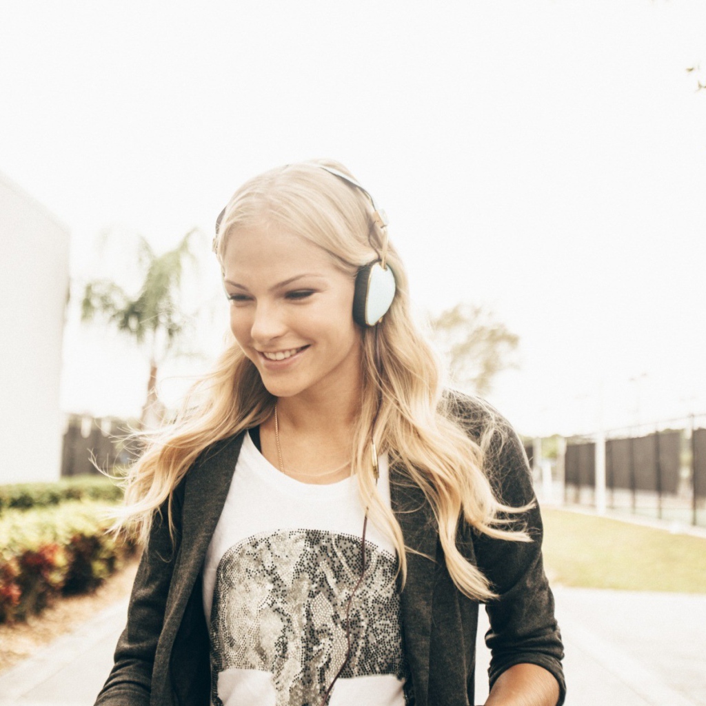 Спортсменка Дарья Клишина в наушниках