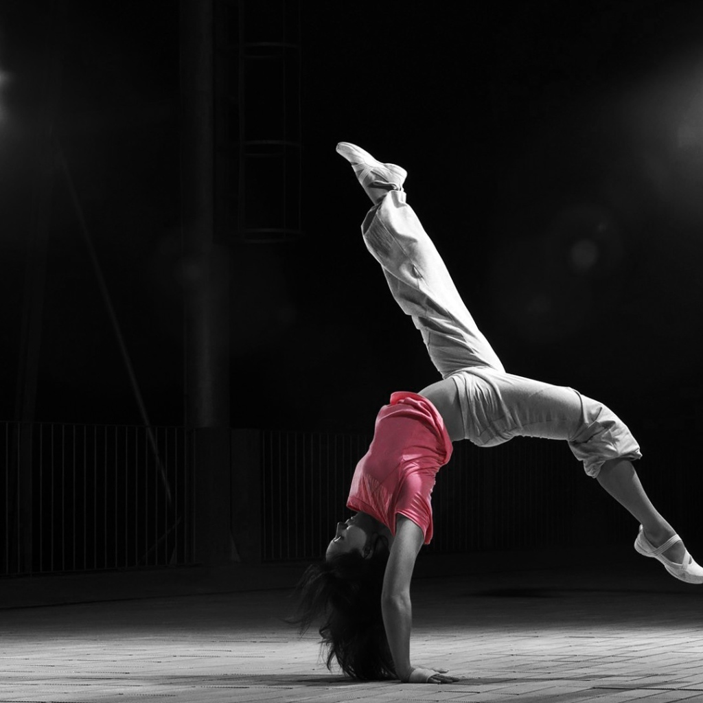 Спортивная девушка стоит на руках