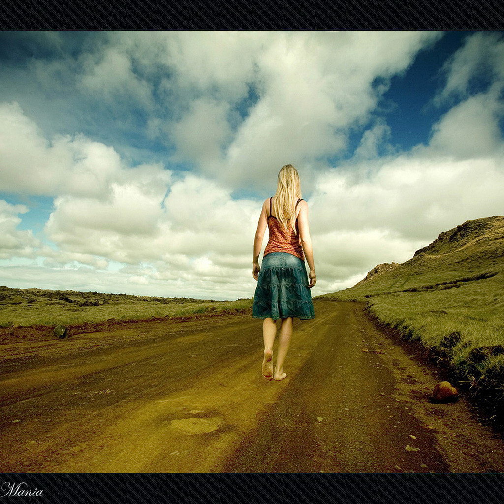 Босая девушка на дороге