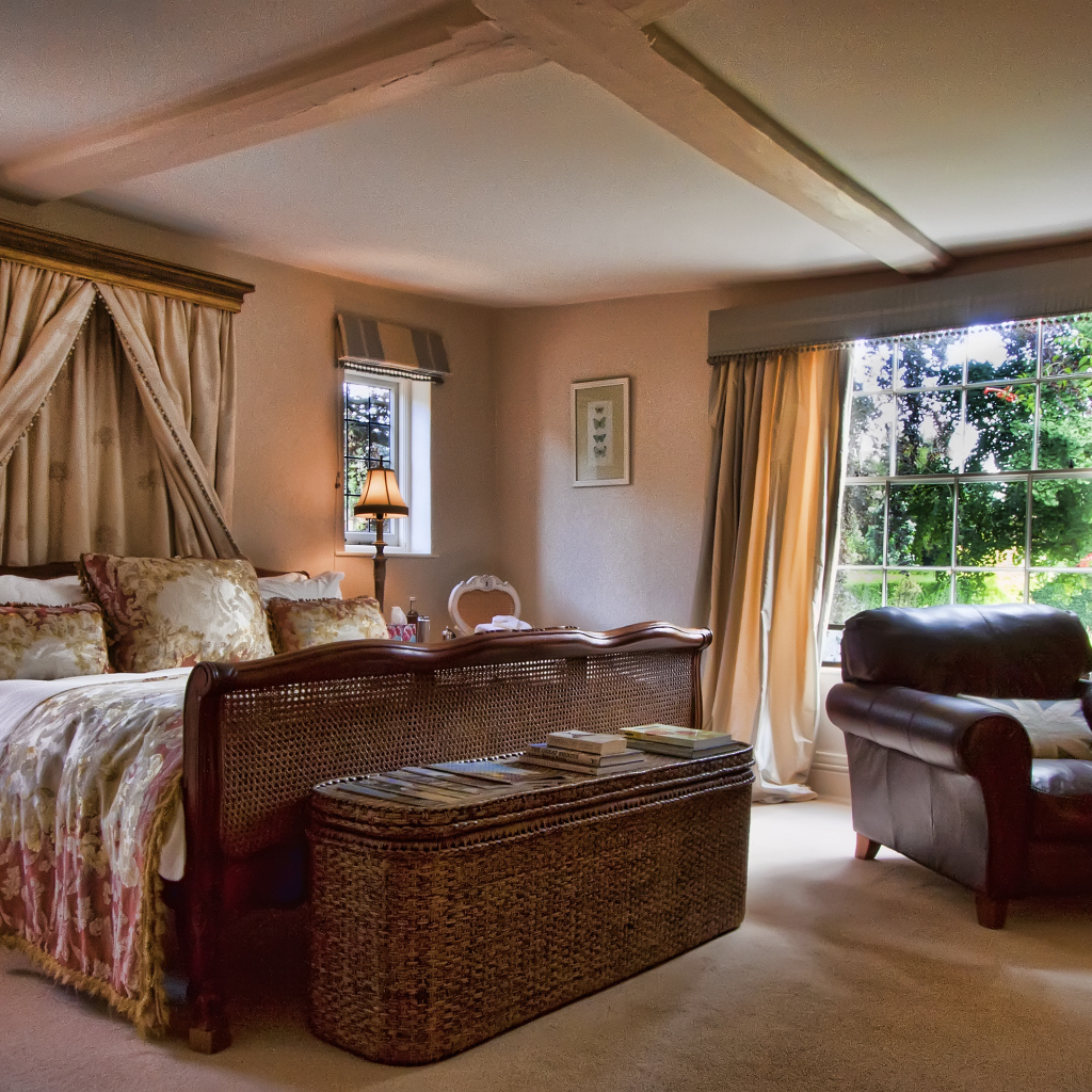 Кровать в загородном доме