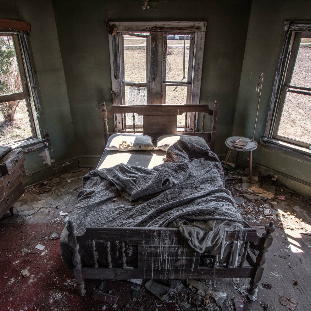 Спальня в заброшенном доме