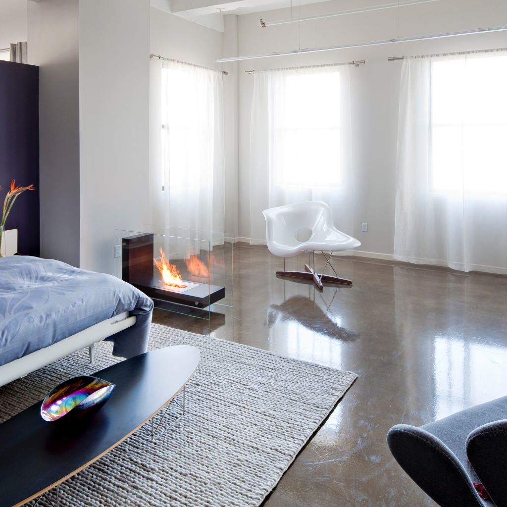 Спальня с белыми шторами