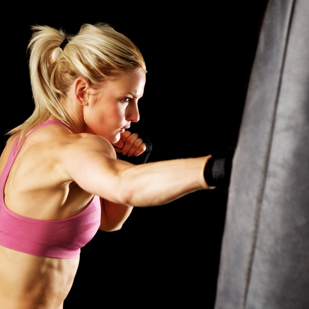 Блондинка отрабатывает удары в боксе