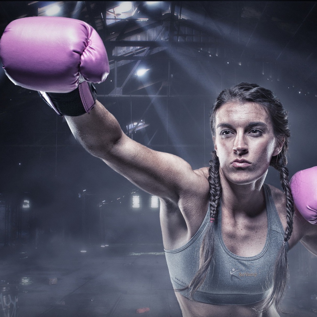 Боксер девушка в сиреневых перчатках