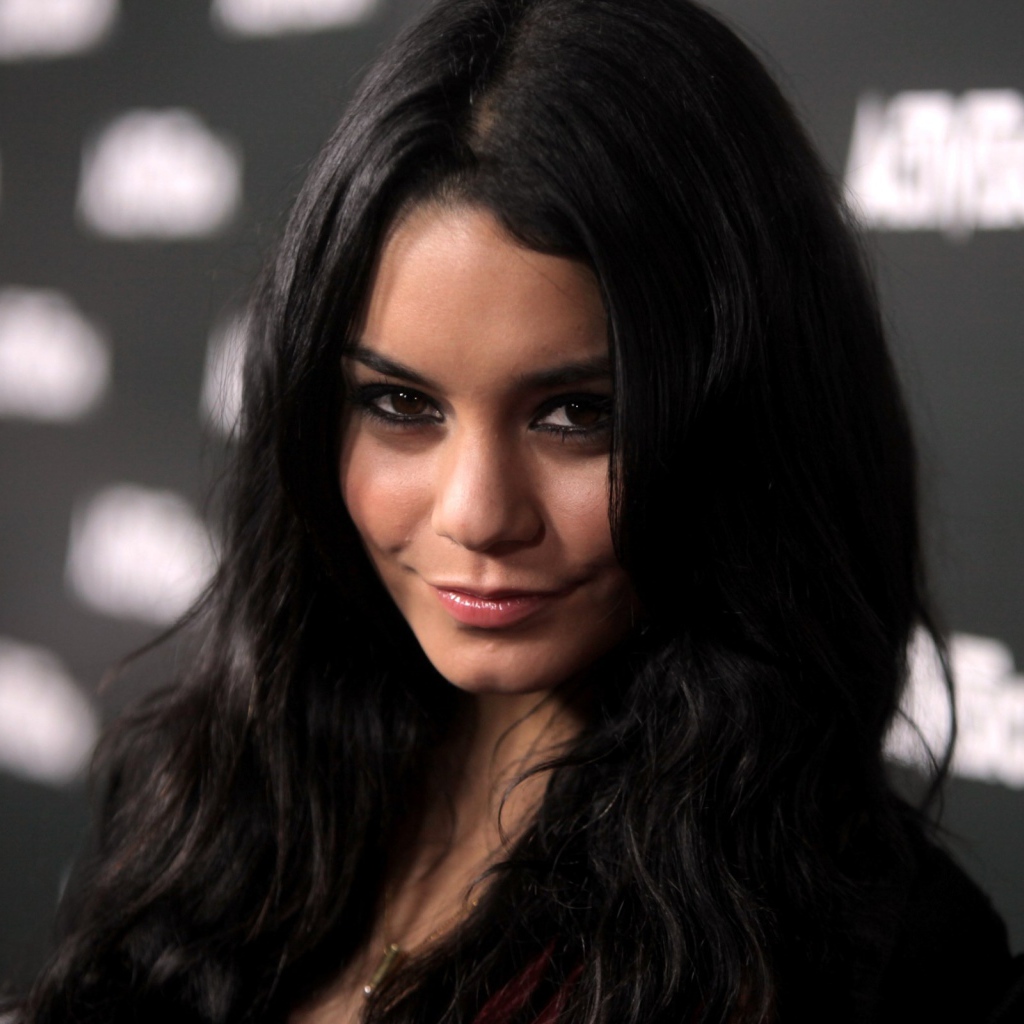 Брюнетка Ванесса Хадженс