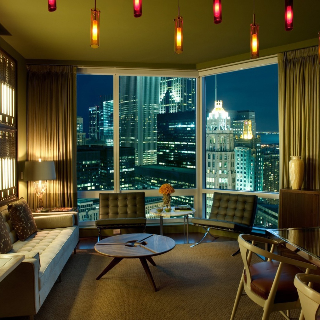 Уютная гостиная с видом на большой город