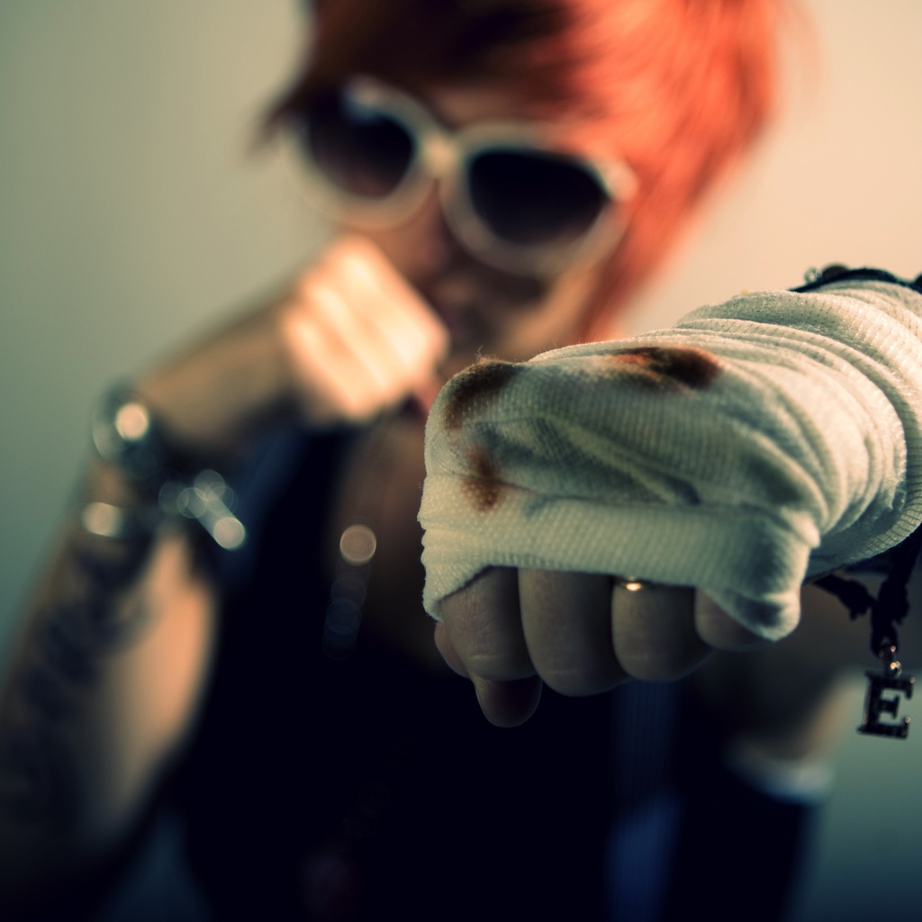 Сбитый кулак у девушки боксера