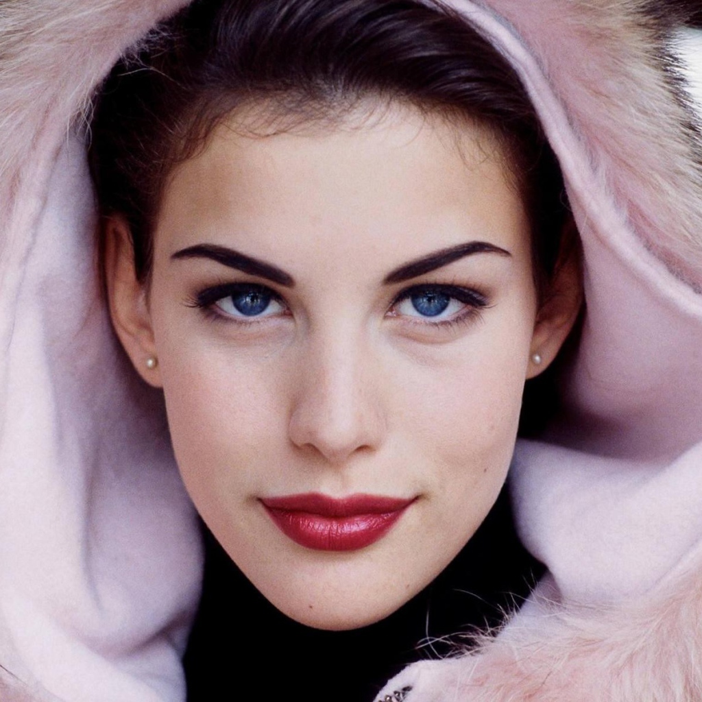 Меховая накидка на голове Лив Тайлер