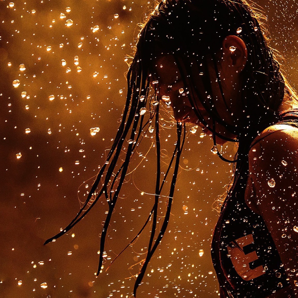 Девушка спортсменка среди капель дождя