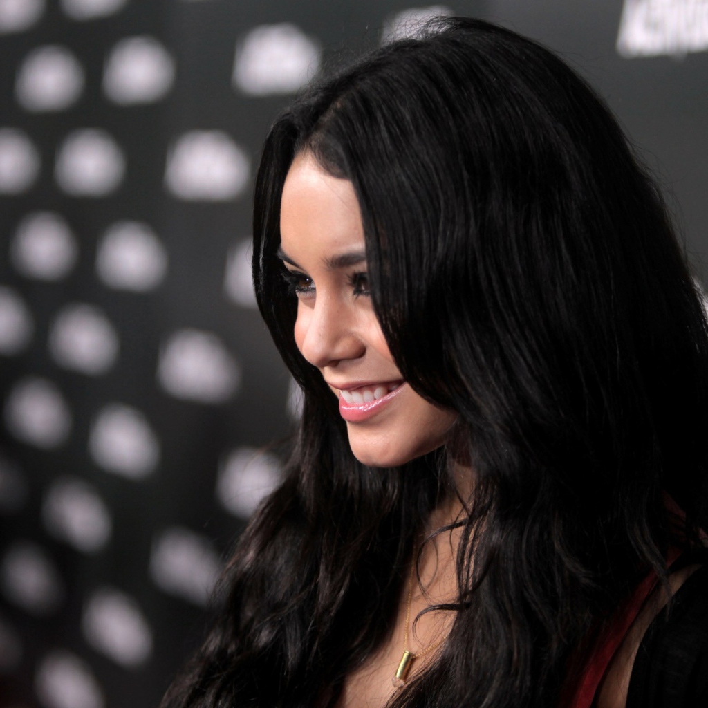 Девушка брюнетка Ванесса Хадженс