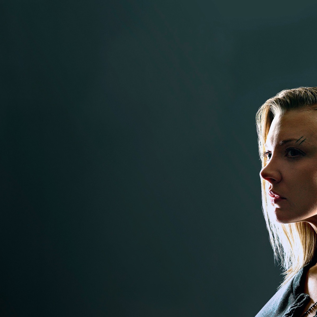 Девушка с татуировкой на бритой голове