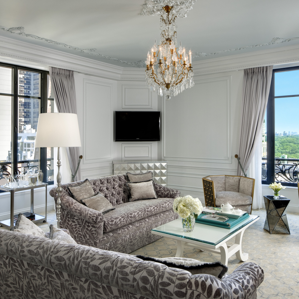 Большой зал с люстрой