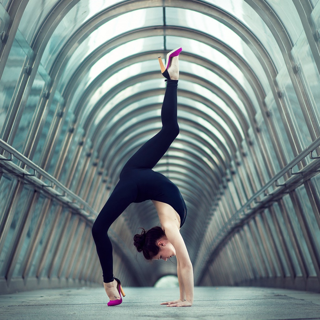 Гимнастка делает упражнение в галерее