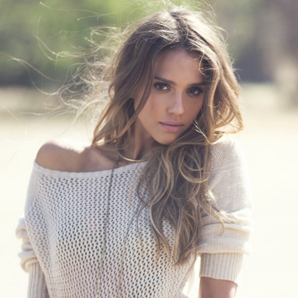 Джессика Альба в белом свитере