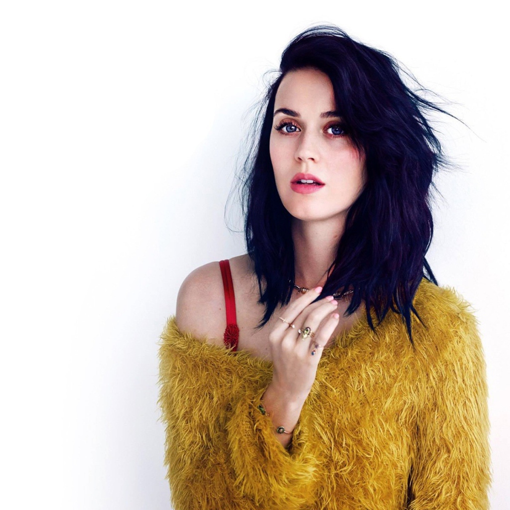 Кэти Пэрри в свитере желтого цвета