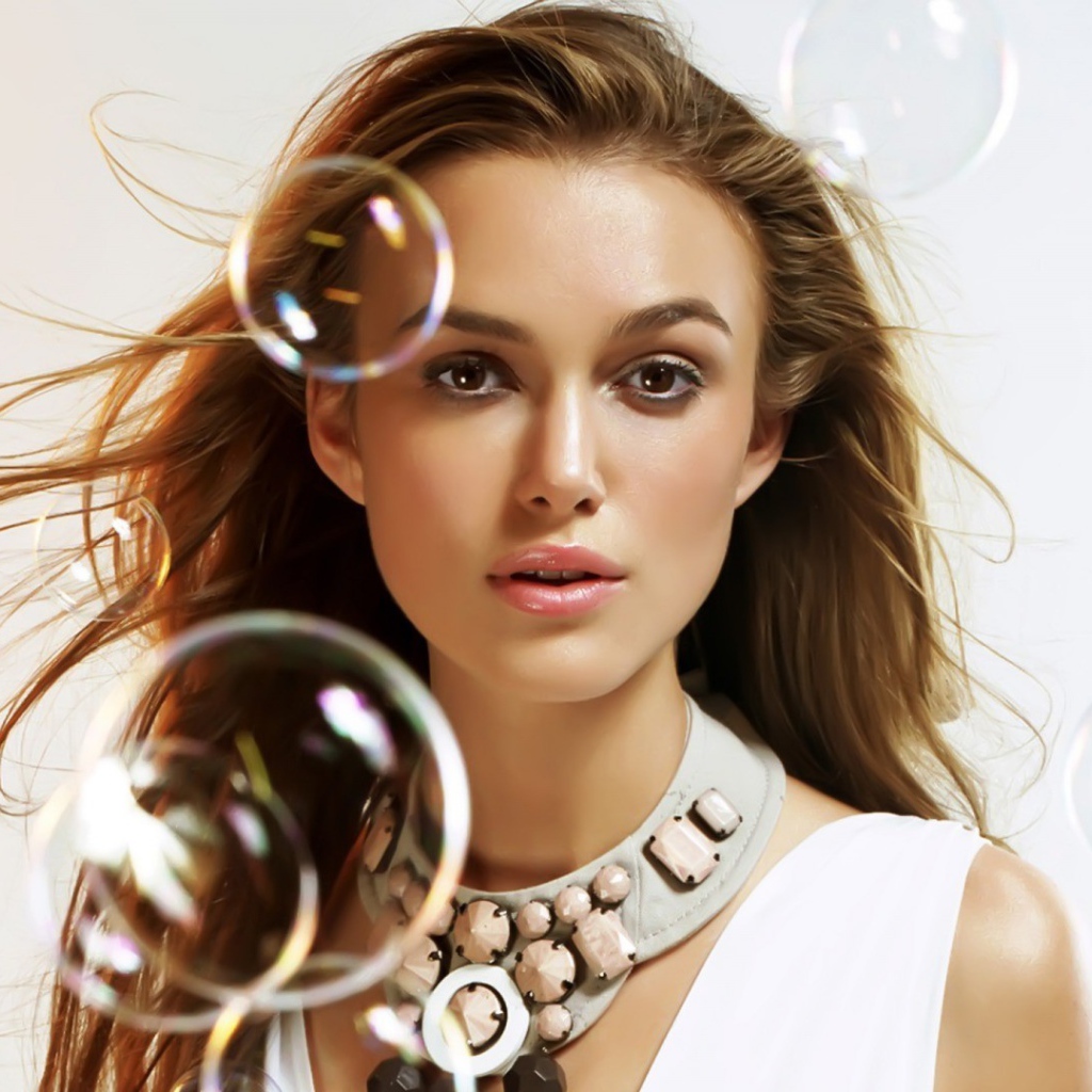 Кира Найтли среди мыльных пузырей