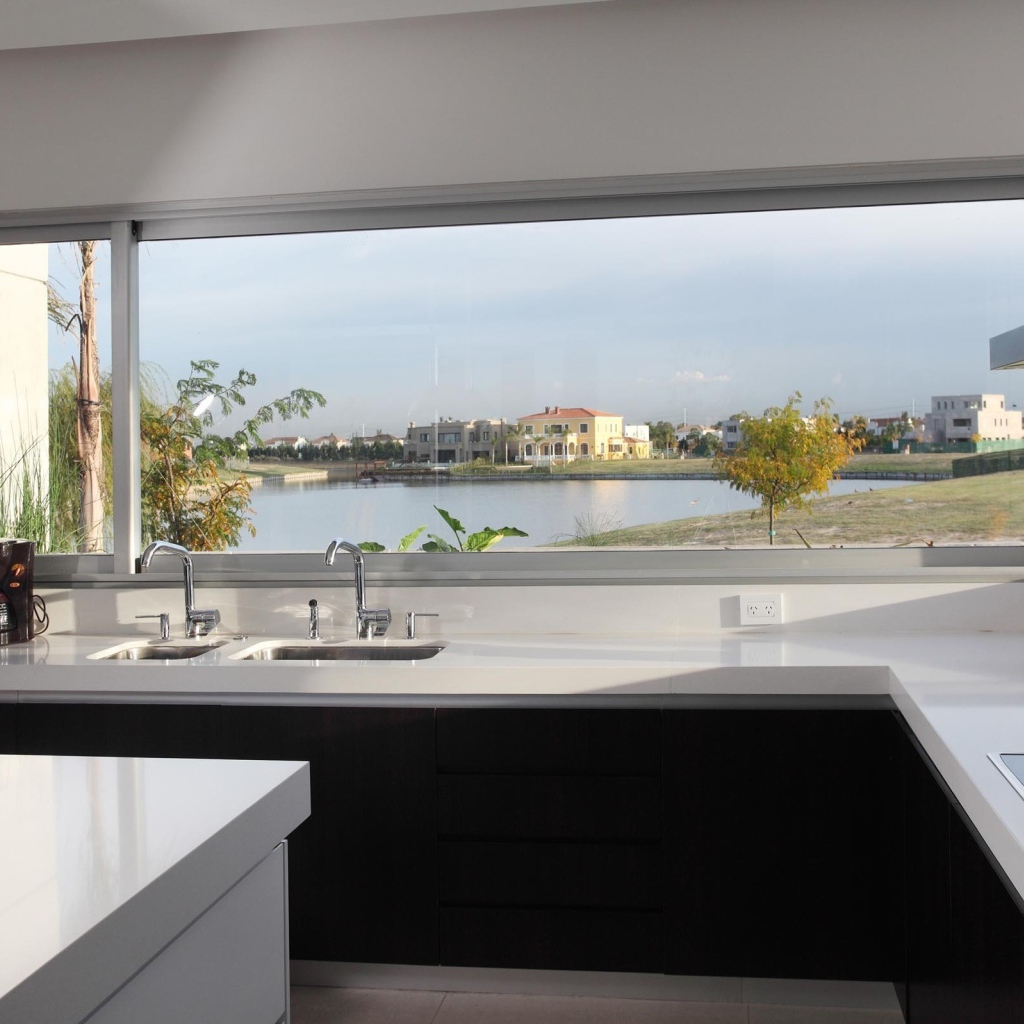 Кухня с видом на море