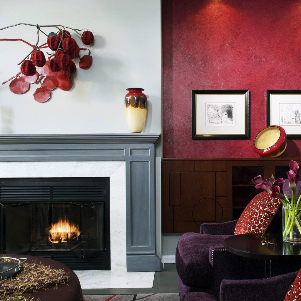 Гостиная с камином в красных тонах