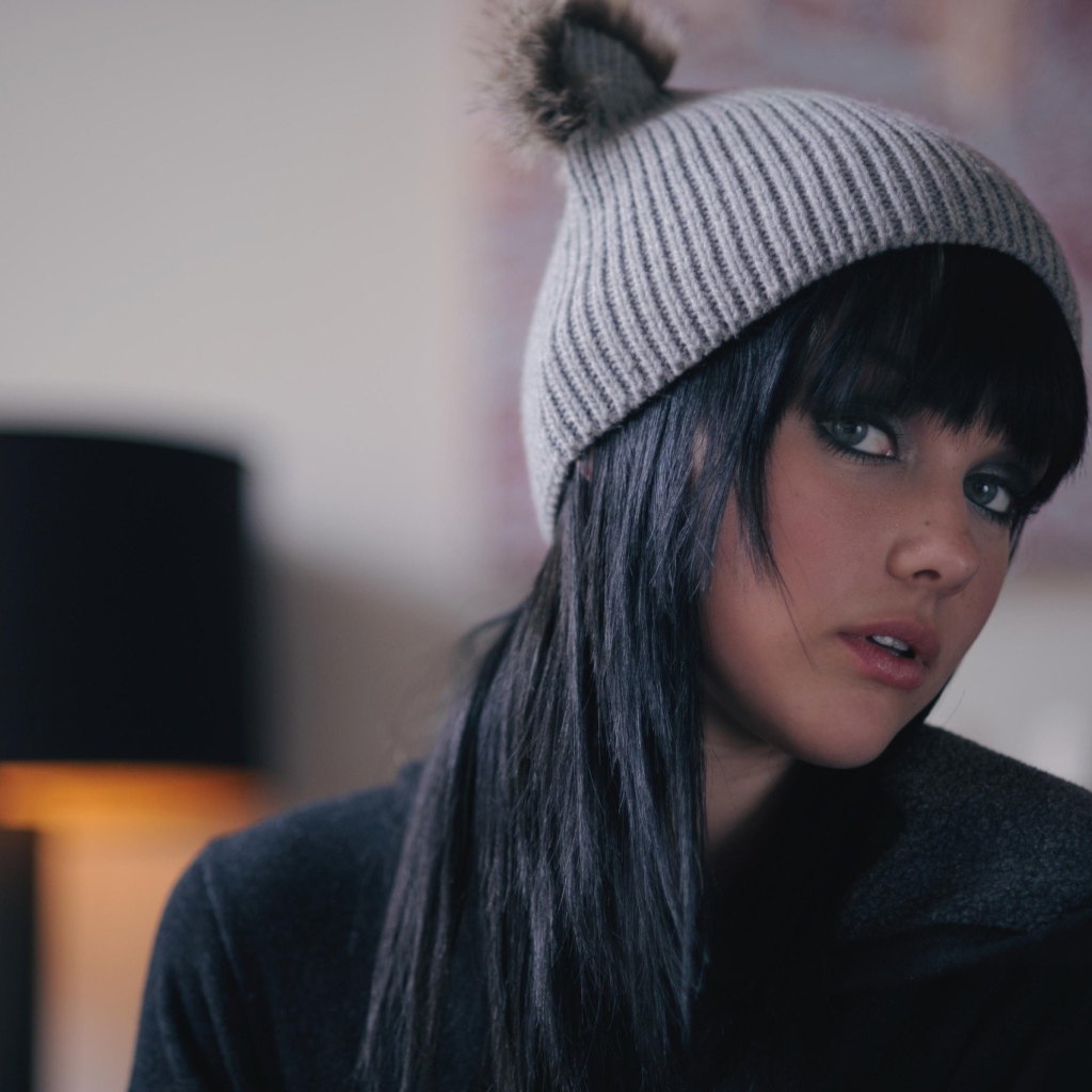 Мелисса Кларк в вязанной шапке