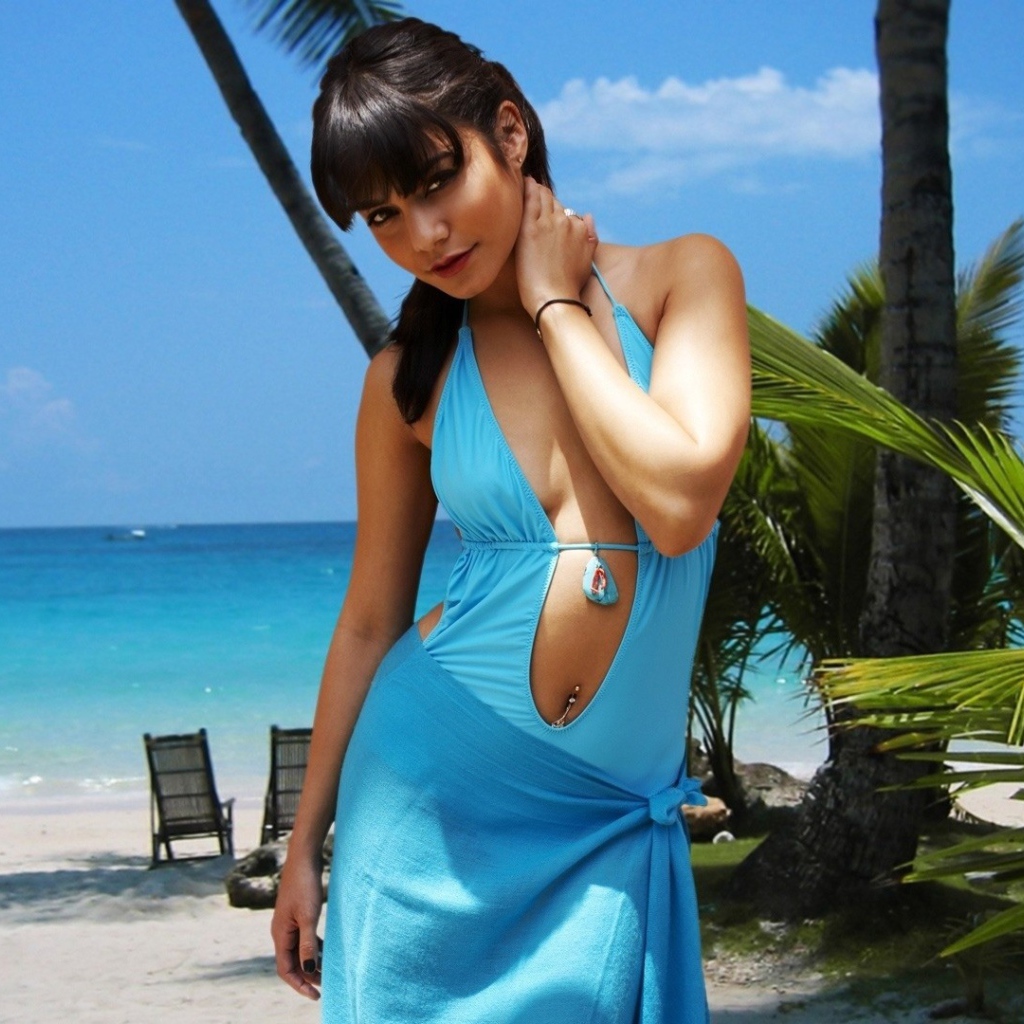 Модель Ванесса Хадженс в голубом платье