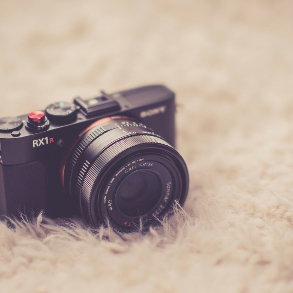 Старый фотоаппарат на ковре