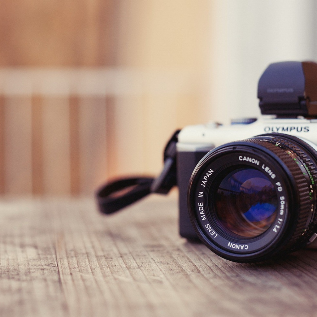Фотоаппарат Олимпус на столе