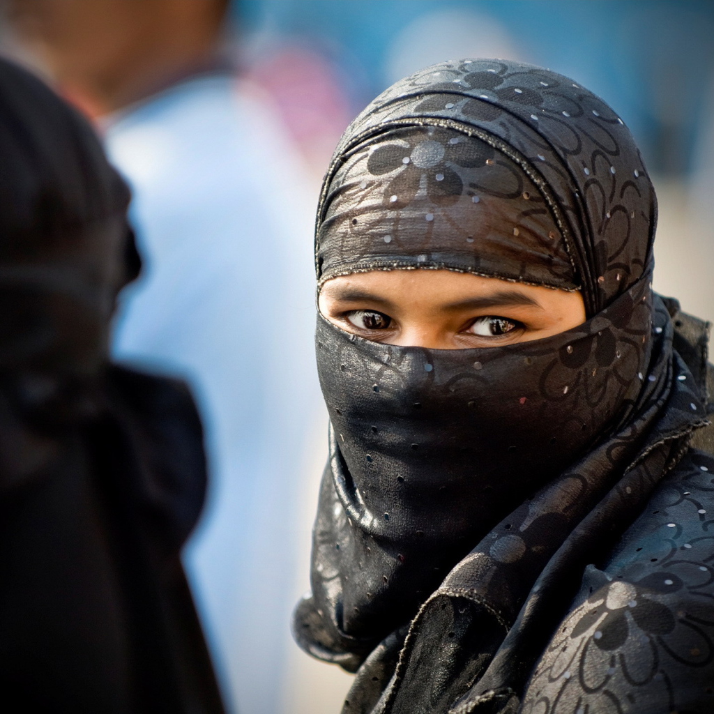 Восточная девушка в платке