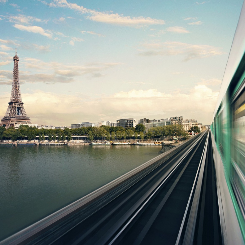 Фото Эйфелевой башни из окна поезда