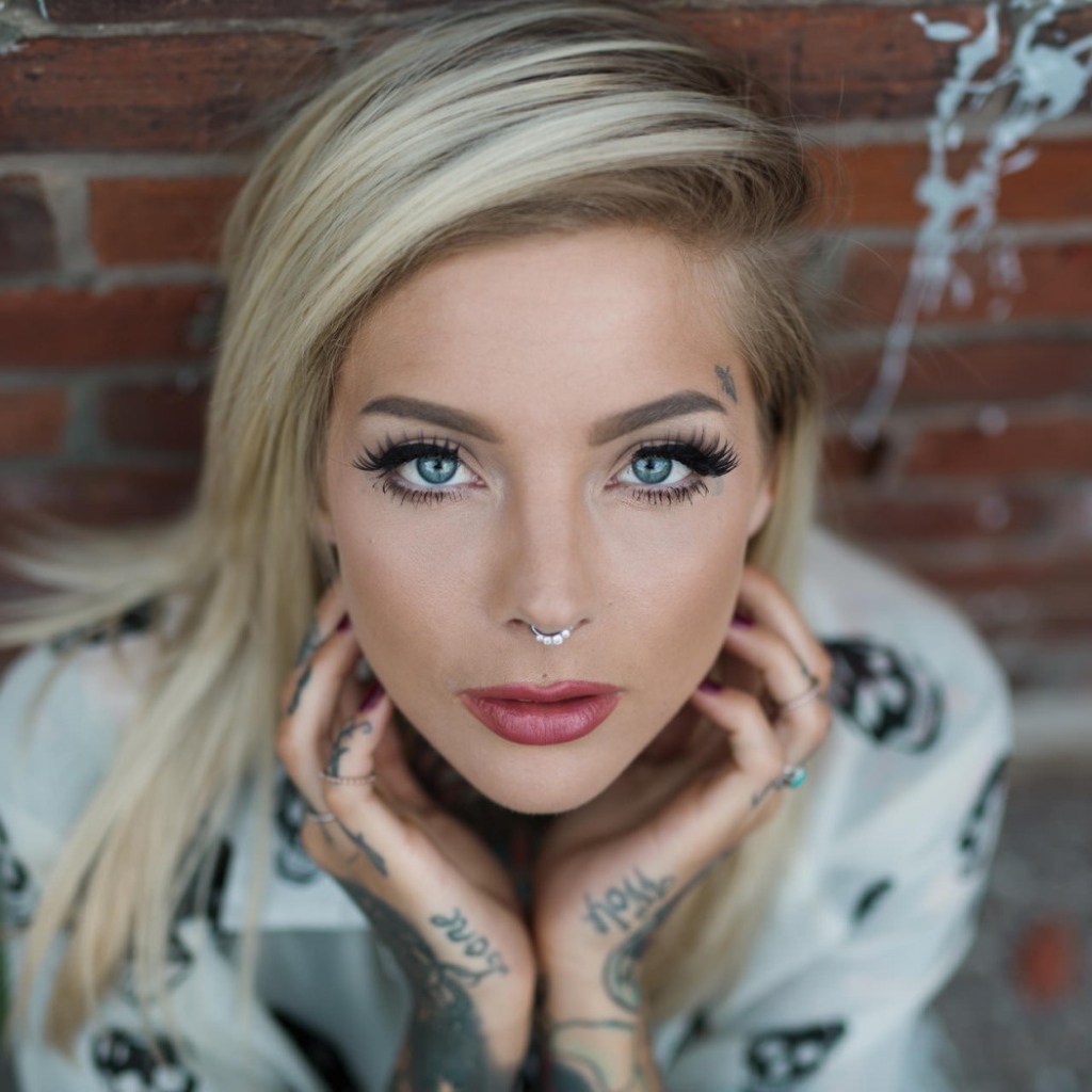 Пирсинг кольцо в носу у блондинки