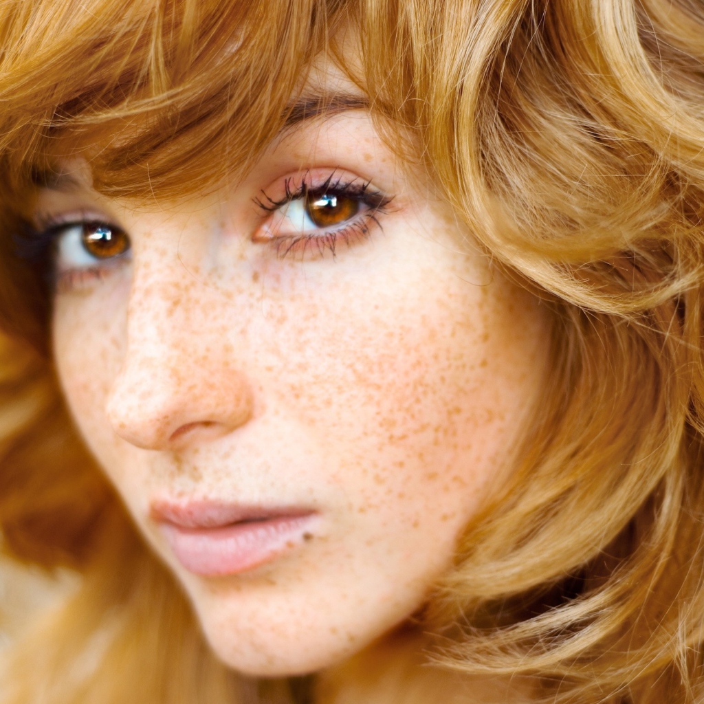 Рыжая актриса Вика Керекеш