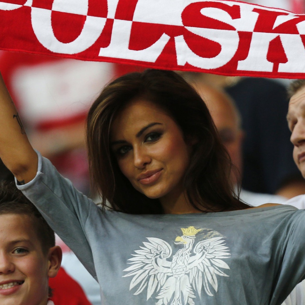Девушка болеет за польскую команду