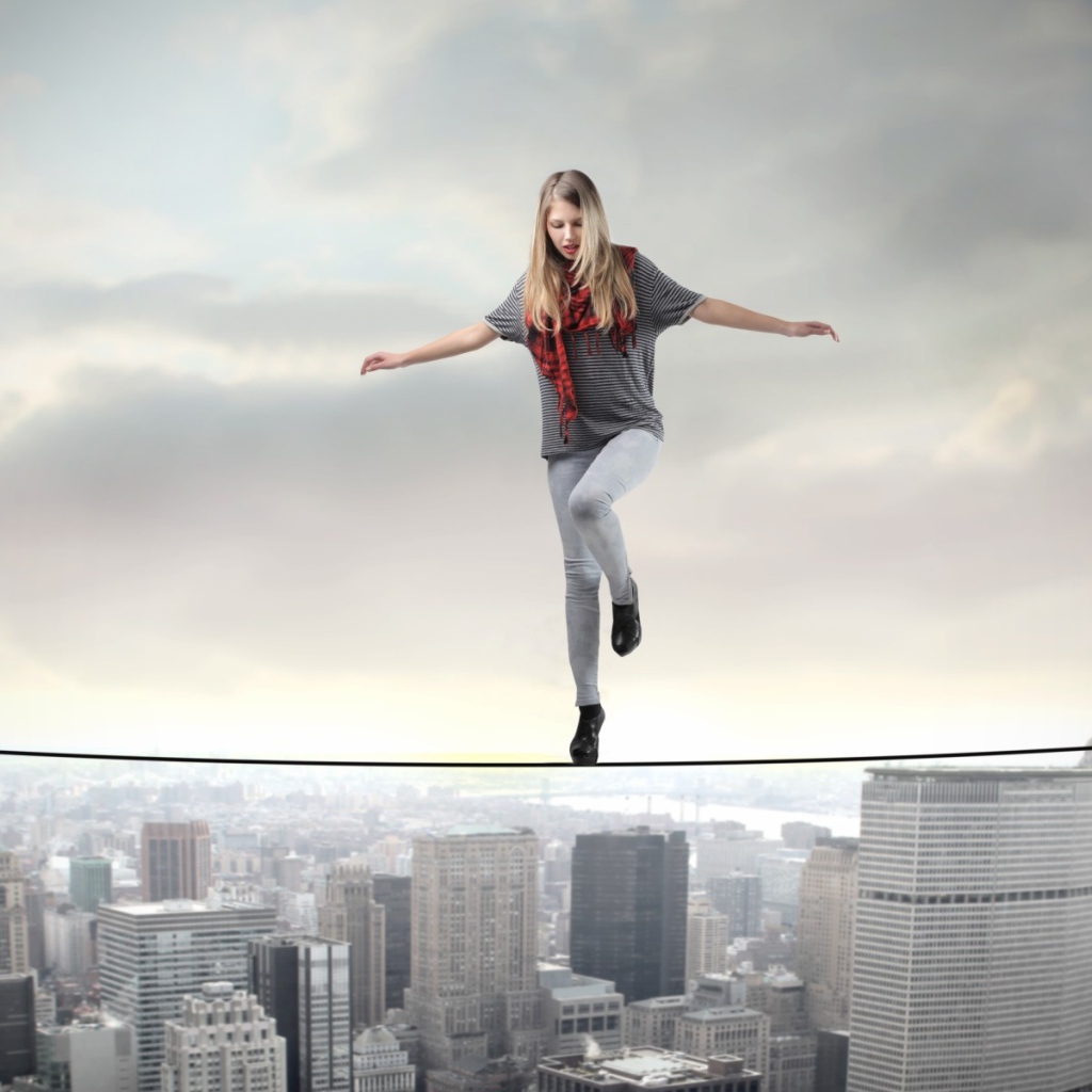 Девушка акробат идет по канату