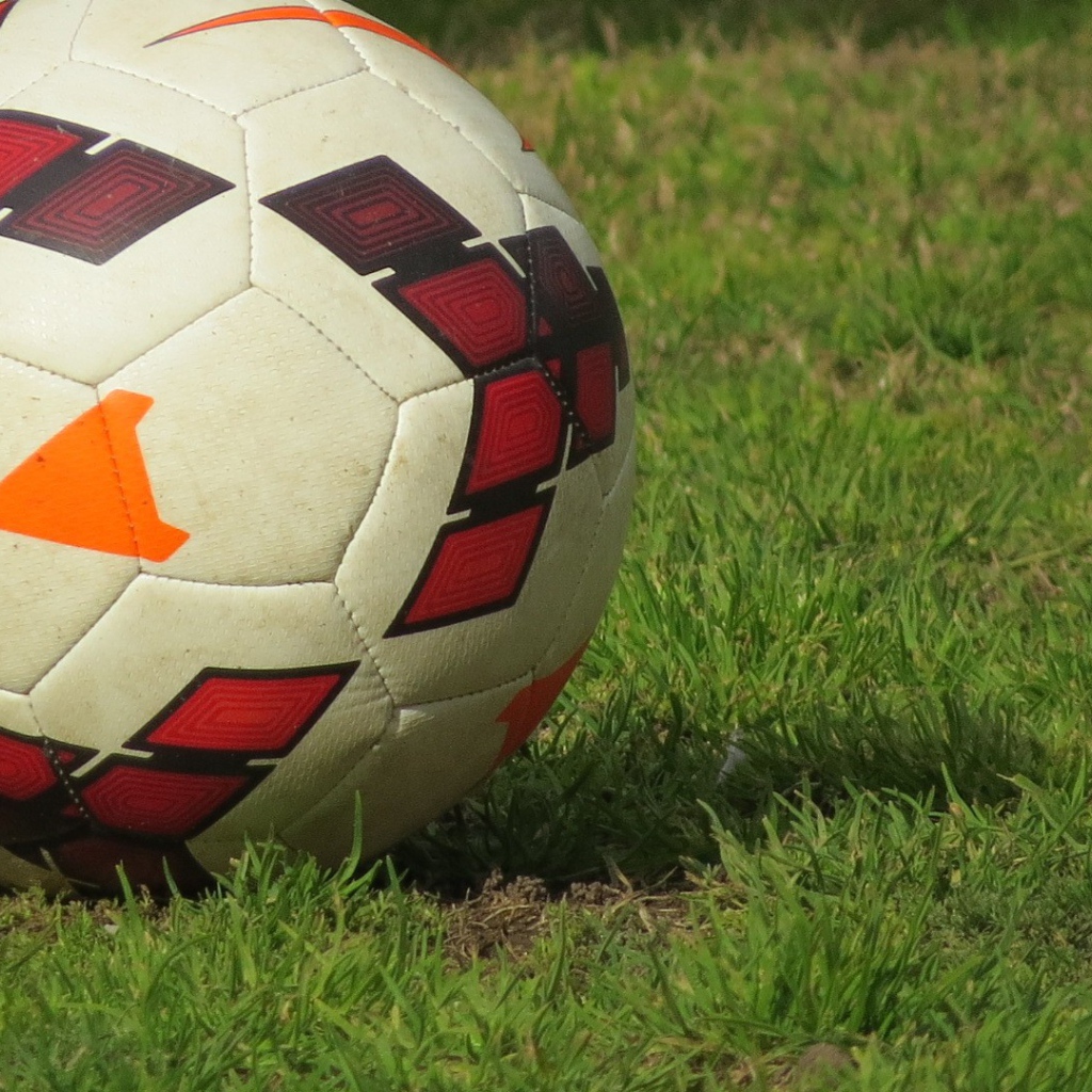 Футбольный мяч на газоне