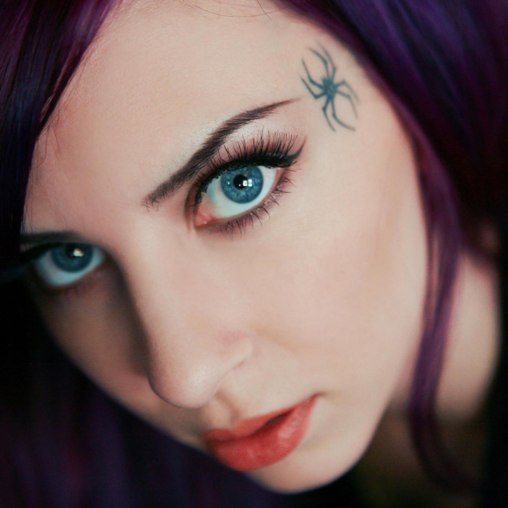 Тату паук на виске у девушки