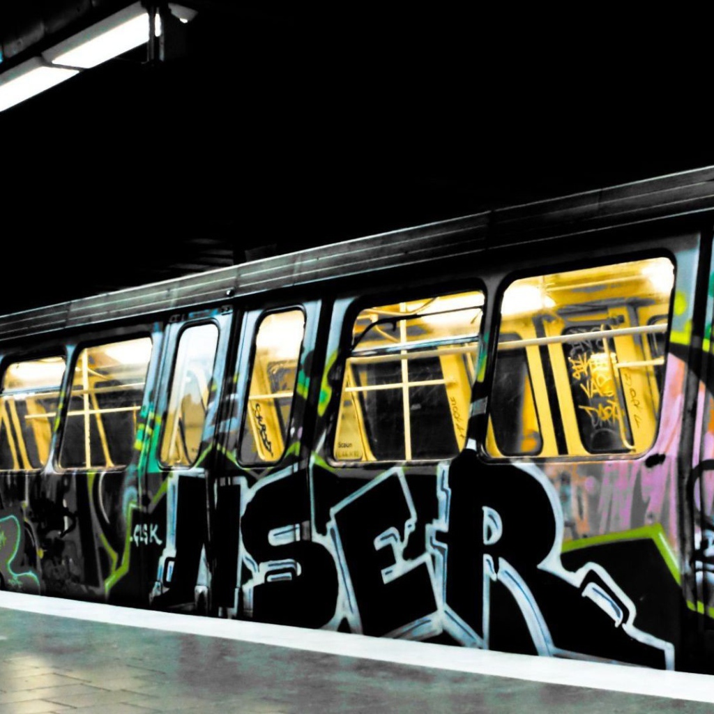 Поезд метро раскрашен граффити