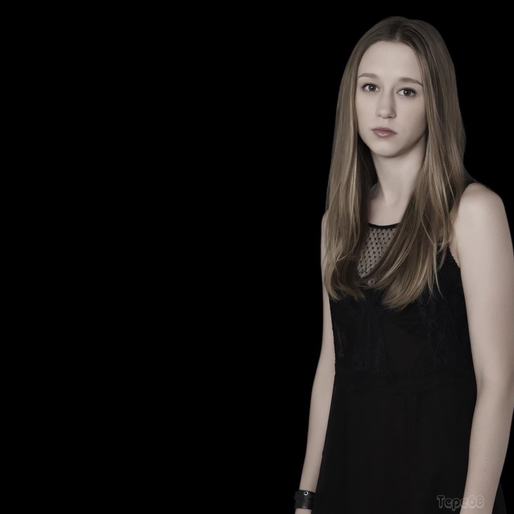 Таисса Фармига на черном фоне