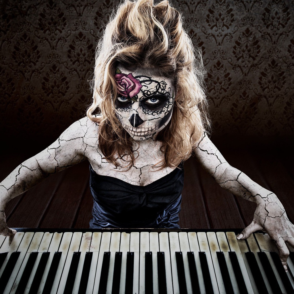 Татуированная девушка играет на пианино